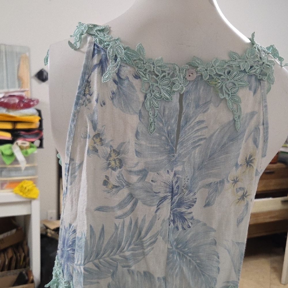 Lungo L'Arno brand women's linen dress features a blue and white tropical floral - Picture 4 of 7